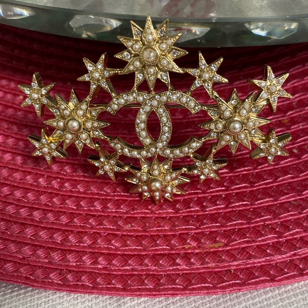 Authentic '15 CHANEL Salzburg Collection Gold & Pearl CC Logo Stars Brooch Pin
